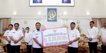 Fokus Tuntaskan Akses ke Wisata Ollon, Gubernur Sulsel Serahkan Bantuan Rp31,2 Miliar ke Pemkab Tana Toraja