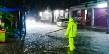Banjir di Sepanjang Jalan, Kapolsek Soreang Tak Tinggal Diam