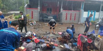 Kepala Kantor Imigrasi Kelas II TPI Parepare Kerja Bakti Bersihkan  Rumah ASN Terdampak Banjir