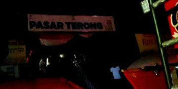 Warga dan Petugas Damkar Bahu-Membahu Padamkan Kebakaran di Pasar Terong
