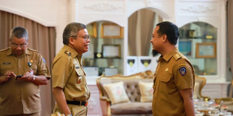 Wali Kota Parepa, HM Taufan Pawe mengunjungi Gubernur Sulsel, Andi Sudirman Sulaiman  di Rujab Gubernur, Senin (6/2/2023)