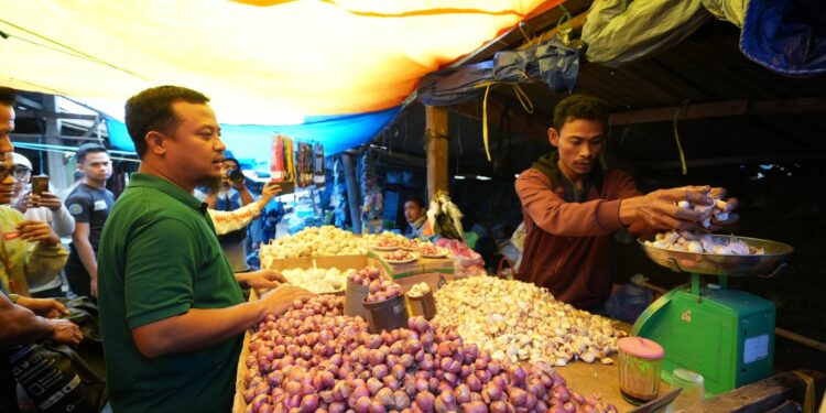 Gubernur Sulsel, Andi Sudirman Sulaiman memantau harga bahan pokok di Pasar Sentral Malino, Ahad (12/2/2023)