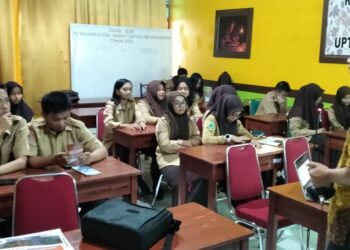 Wakil Rektor I Bidang Akademik ITH, Dr.Eng. Armin Lawi, S.Si., M.Eng sosialisasi SNPMB di salah satu SMA di Kota Parepare