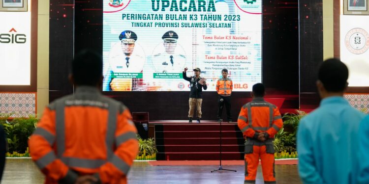 Gubernur Sulawesi Selatan, Andi Sudirman Sulaiman bertindak sebagai inspektur upacara (Irup) pada apel Bulan K3  di Kantor PT Semen Tonasa Kabupaten Pangkep, Selasa (14/2/2023).