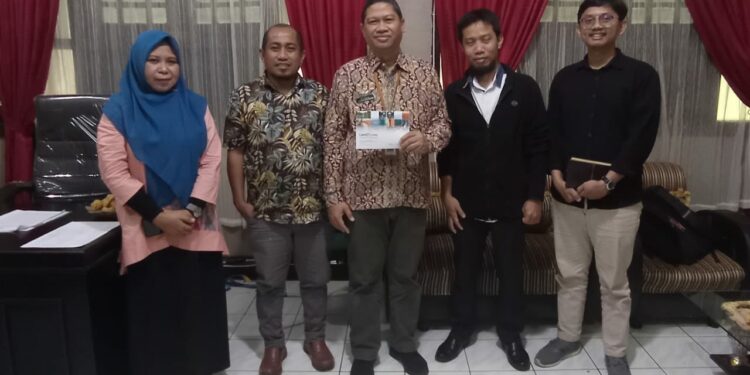 Kepala Bidang Statistik Dinas Komunikasi, Informatika, Statistik dan Persandian (Diskominfo-SP) Provinsi Sulawesi Selatan, Fitra menerima audiensi perwakilan World Agroforestry atau International Centre for Research in Agroforestry (ICRAF) di ruang kerjanya, Kamis (16/2/2023)