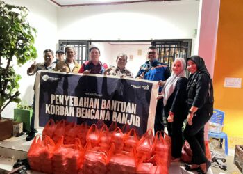 Perumda Air Minum Kota Makassar menyerahkan bantuan kepada pengungsi akibat banjir yang terjadi pada Kamis (16/2/2023)