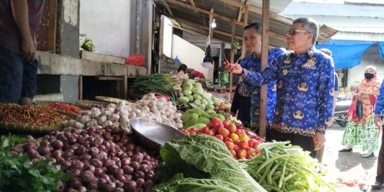 Wali Kota Parepare, Taufan Pawe (TP) melakukan sidak atau pemantauan harga bahan pokok di Pasar Sentral Lakessi, Kelurahan Lakessi, Kecamatan Soreang Kota Parepare, Jumat, (17/2/2023)