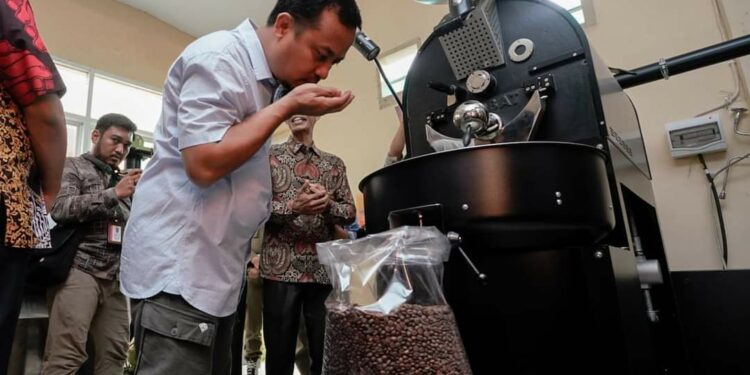 Gubernur Sulsel, Andi Sudirman Sulaiman mengecek aroma Kopi Solaku produksi Kelompok Usaha Abe Setia di Luwu