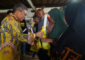 Wali Kota Parepare Serahkan Bantuan Paket Sembako Korban Angin Puting Beliung di Barru