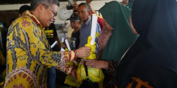 Wali Kota Parepare Serahkan Bantuan Paket Sembako Korban Angin Puting Beliung di Barru