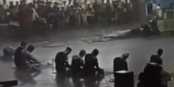Viral, Jamaah di Parepare Salat Tarawih di Tengah Guyuran Hujan