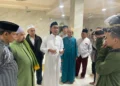 Ketua DPRD Makassar, Rudianto Lallo saat mengunjungi Masjid Ittifaqul Jamaah yang kubahnya roboh sesaat hendak tarawih, Ahad (26/3/2023)