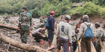 Terputus, Bhabinkamtibmas, Babinsa dan Warga Desa Harapan Kompak Bangun Jembatan Sementara