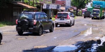 Jalan Poros Parepare – Sidrap di Titik Ini Rusak Parah dan Jadi Biang Kemacetan