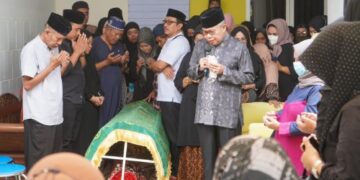 Lepas Jenazah Sang Kakak, Taufan Pawe Minta Permohonan Maaf Masyarakat