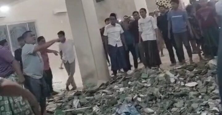 Suasana di dalam Masjid Ittifaqul Jemaah yang rubuh (foto: tangkapan layar)