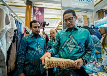 Didampingi Andi Sudirman Tinjau Produk Kerajinan, Menparekraf : Produk Sulsel Luar Biasa