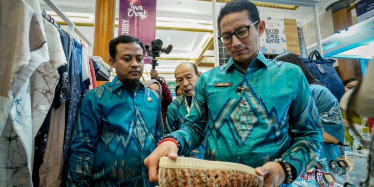 Didampingi Gubernur Sulawesi Selatan, Andi Sudirman Sulaiman, Menteri Sandiaga Uno meninjau Paviliun Pemprov Sulsel