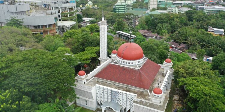 Masjid Al-Ayyubi di Kompleks Kantor Gubernur Sulawesi-Selatan di Jalan Urip Sumoharjo, Makassar