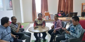 Direktur PIJARNEWS.COM, Alfiansyah Anwar (kiri) berdiskusi di hadapan sejumlah pengelola  website kampus IAIN Parepare  di Lib-Working Space, Lantai 3 Perpustakaan, Kamis (4/3/2023)