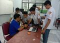 Teknik Mekatronika Politeknik Bosowa (Poltekbos) menggelar Pelatihan Robotika Berbasis Android di SMKN 1 Gowa, Rabu (8/3/2023)