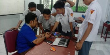 Poltekbos Latih 40 Siswa Kendalikan Robot Melalui HP