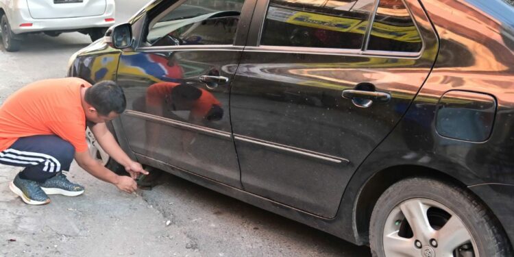 Gubernur Sulsel, Andi Sudirman Sulaiman membantu seorang ibu yang mengalami ban bocor saat jalan pagi, Ahad (12/3/2023)