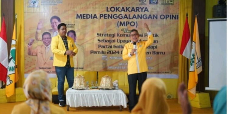 Taufan Pawe memberikan materi di Lokakarya Media Penggalangan Opini (MPO), di Aula Kantor DPD II Golkar Barru, Ahad (15/1/2023)