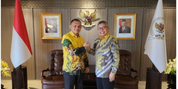 - Sekretaris Jenderal (Sekjen) DPP Partai Golkar, Lodewijk Freidrich Paulus, meminta Ketua DPD I Partai Golkar Sulsel, Taufan Pawe (TP), menjadi bakal Calon Anggota Legislatif (Bacaleg) Dewan Perwakilan Rakyat (DPR) RI