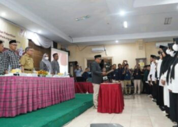 Taufan Pawe Lantik Panitia Pemungutan Suara Pemilu 2024