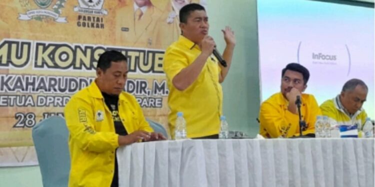 Ketua Dewan Perwakilan Rakyat Daerah (DPRD) Kota Parepare, Kaharuddin Kadir, menyapa masyarakat Kecamatan Soreang dalam Temu Konstituen Daerah Pemilihan (Dapil) Soreang di Hotel Platinum, Parepare, Sabtu (28/1/2023)