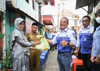 Perumda Air Minum Kota Makassar turun menyalurkan bantuan kepada masyarakat di beberapa lorong wisata di Kota Makassar melalui program #PDAMPeduli bertajuk Alirkan Kebaikan pada hari Selasa (28/3/2023)