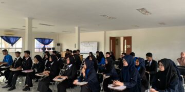 Poltekbos Undang Praktisi Hotel Unhas Ajarkan Mahasiswa tentang Personal Grooming