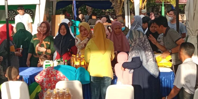 Pelaksanaan Pasar Murah pada program Undian Double Untung oleh Bank Sulselbar Cabang Kota Parepare di Taman Mattirotasi, Kelurahan Labukkang, Kecamatan Ujung, Parepare, Jumat (3/3/2023)