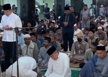 Salat Tarawih Pertama, Taufan Pawe Bersama Masyarakat Parepare di Masjid Terapung BJ Habibie