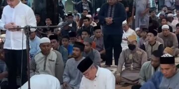 Salat Tarawih Pertama, Taufan Pawe Bersama Masyarakat Parepare di Masjid Terapung BJ Habibie