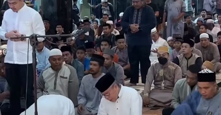 --Wali Kota Parepare, Dr HM Taufan Pawe melaksanakan salat Tarawih malam pertama Ramadan 1444 Hijriyah bersama masyarakat Parepare di Masjid Terapung BJ Habibie, Parepare, Rabu malam (22/3/2023)