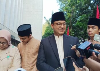 Mantan Gubernur DKI Jakarta Anies Baswedan usai salat Idul Fitri di Masjid Istiqlal, Jakarta, Sabtu (22/4/2023).(KOMPAS.com/Rahel)