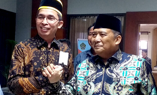 Prof Mustari Mustafa (kiri) dan Prof Wahyuddin Naro salam komando usai mendaftar sebagai calon rektor UIN Alauddin Makassar (Foto: SINDO Makassar/Luqman Zainuddin)