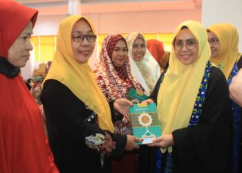 Pimpin Pengajian Rutin, Erna Rasyid Taufan Bagikan Alquran kepada Pengurus Majelis Taklim se-Parepare