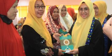 Pimpin Pengajian Rutin, Erna Rasyid Taufan Bagikan Alquran kepada Pengurus Majelis Taklim se-Parepare
