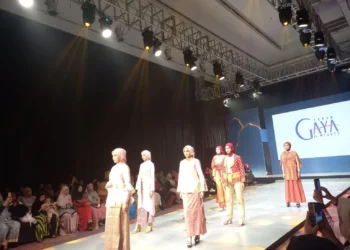 Pembukaan seremonial Tren Hijab Road to Indonesia Moslem Fashion Expo 2023 di Sandeq Hall, Hotel Claro Makassar, Jumat (7/4/2023)