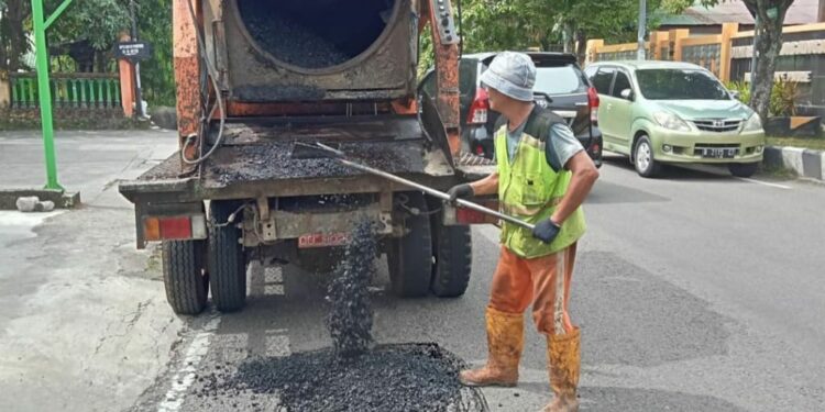 Perbaikan jalan tetap menjadi prioritas Pemerintah Kota Parepare. Beberapa ruas jalan yang menjadi kewenangan daerah intens dibenahi Pemkot Parepare melalui Dinas Pekerjaan Umum dan Penataan Ruang (PUPR)