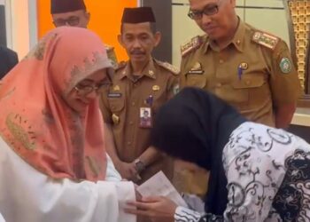 Erna Rasyid Taufan Pimpin Penyerahan Tunjangan Hari Raya kepada Ratusan Guru Honorer