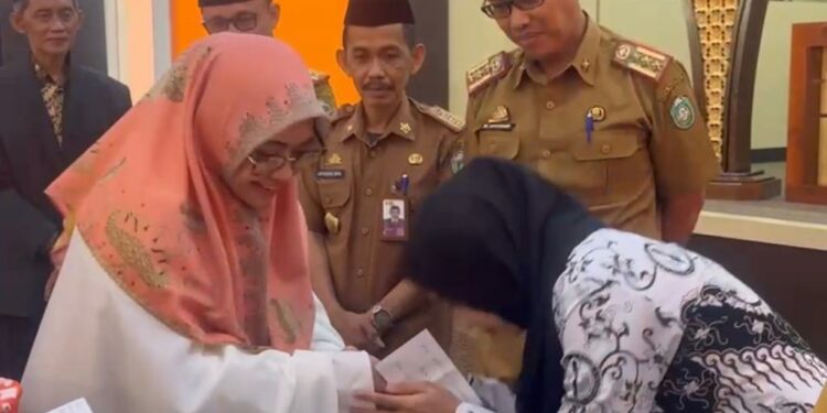 Erna Rasyid Taufan Pimpin Penyerahan Tunjangan Hari Raya kepada Ratusan Guru Honorer