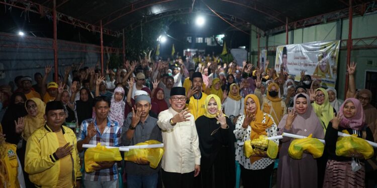 Ramadan Peduli Golkar Parepare kembali berlanjut. Kali ini, Ketua DPD Partai Golkar Parepare, Hj Erna Rasyid Taufan (ERAT) menemui warga Kelurahan Lakessi dan Kelurahan Lompoe, Selasa (18/4/2023)