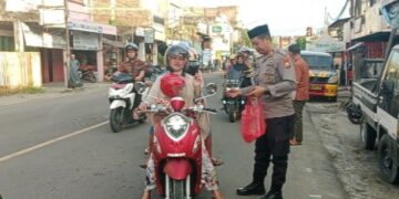 Polres Pinrang Dekatkan Diri Pada Masyarakat Melalui Pembagian Takjil