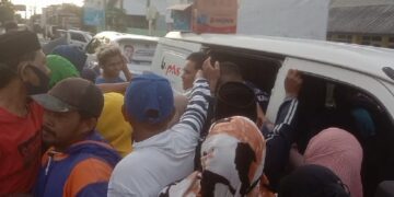 H.Bahrul Appas Bagikan Ratusan Paket Telur di Bundaran Rappang, Hitungan Menit Habis
