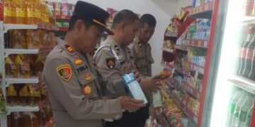 Jelang Idhul Fitri, Polsek Cempa Razia Makanan Kadaluarsa
