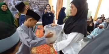 Ada yang Menangis Saat Dapat Paket Ramadan dari Siswa SDIT Andalusia